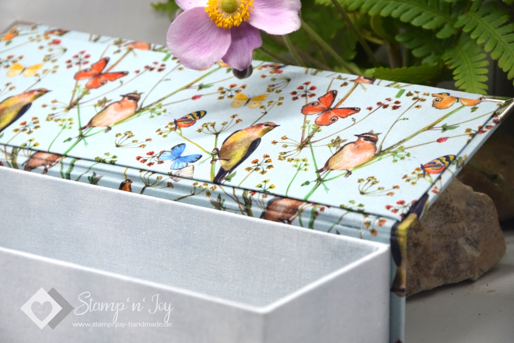 Preview: Schachtel mit Klappdeckel ca. 26x9x5cm | Vögel, Schmetterlinge | hellblau | Art. Nr. 97040502